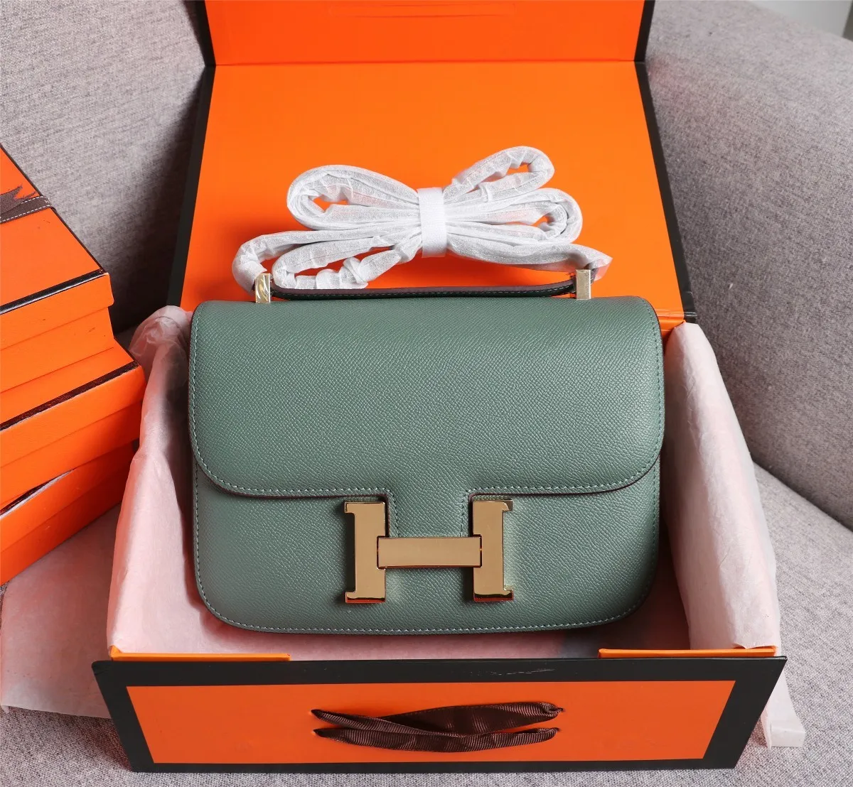 All categories Official website "Brand Women's Bags" Women's bags 💙 Hermes Hermès Made in France Large size 58002800 Small size 58002600 constance stewardess bag ☣️Genuine epsom leather pure steel silver-plated buckle Genuine leather source super good feel Accessories stainless steel laser logo perfect flip arc and three-dimensionality