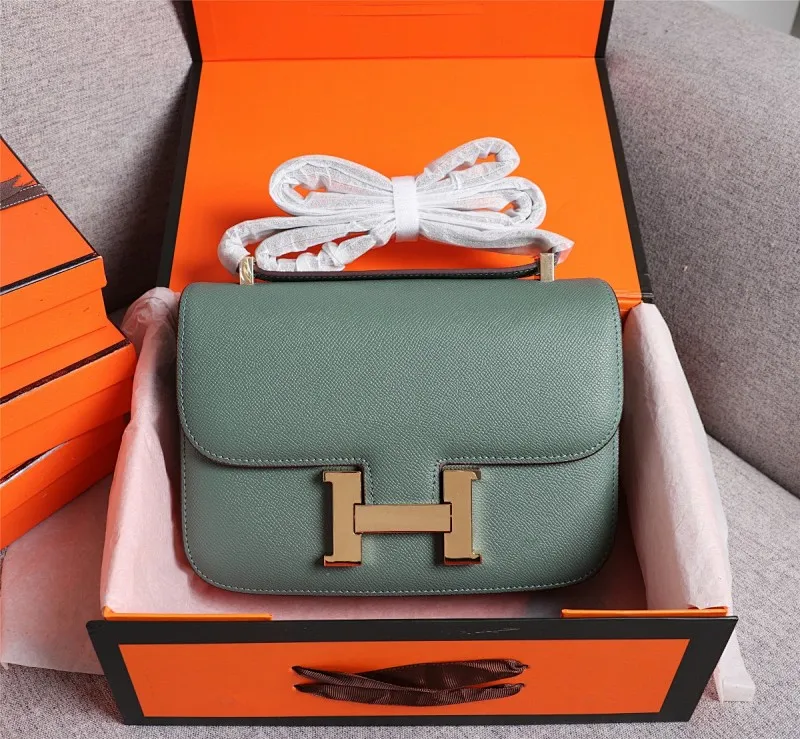 All categories Official website "Brand Women's Bags" Women's bags 💙 Hermes Hermès Made in France Large size 58002800 Small size 58002600 constance stewardess bag ☣️Genuine epsom leather pure steel silver-plated buckle Genuine leather source super good feel Accessories stainless steel laser logo perfect flip arc and three-dimensionality