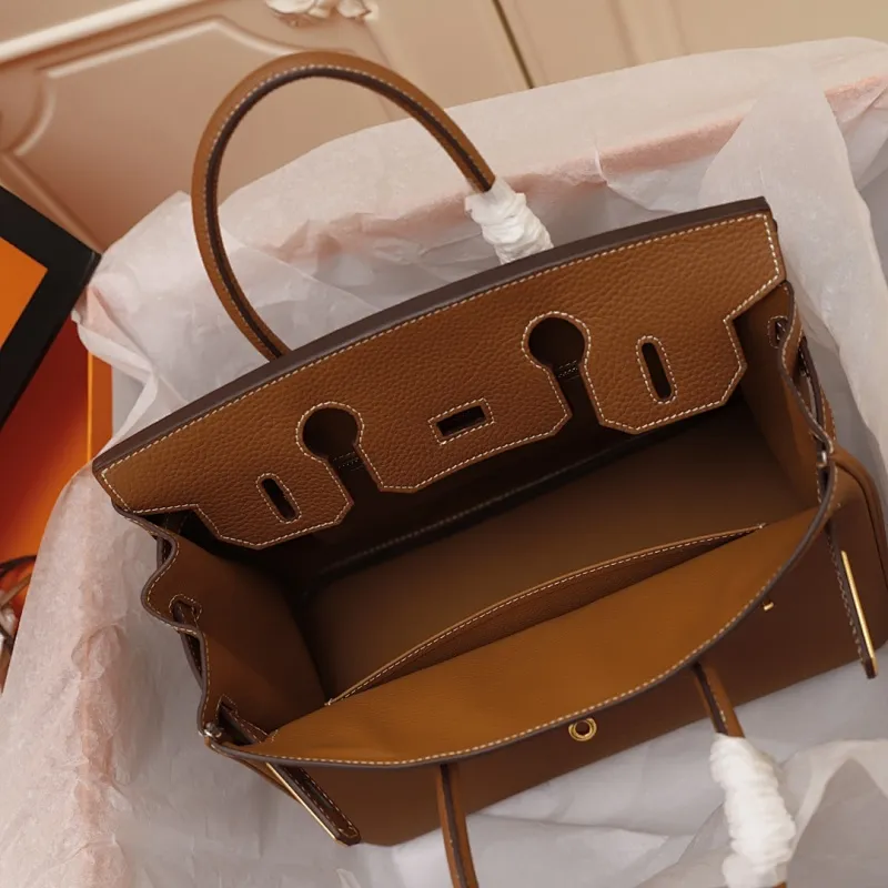 All Categories Official Website "Brand Women's Bags" Women's Bags 💙 Hermes (Platinum original single, new background) Hermès pebbled pattern 30cm 58003800 35cm 58004000 Imported first-layer calfskin 🏼No matter how small the details are, you can see them at a glance🏻Steel hardware, never fade🏻️➰We let the details speak for themselves