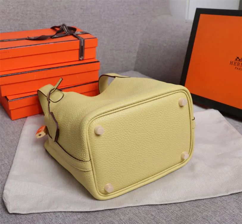 All Categories Official Website "Brand Women's Bags" Women's Bags 💙 Hermes 2022 Official New Hermès Vegetable Basket Women's Hand Crossbody Two-Purpose Bag Wholesale Large Size 58002300 Small Size 58002200 High Quality Size: Large Size 22CM Small Size 18CM
