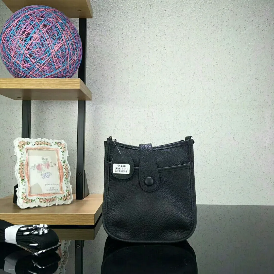 Batch 480 Hermes [Evelyne] mini Evelyne shoulder cross-body backpack. The big H in the middle shows your personality. It is made of full-layer first-layer cowhide. It is very cute in summer. 😘😘Size 17*20*7 cm
