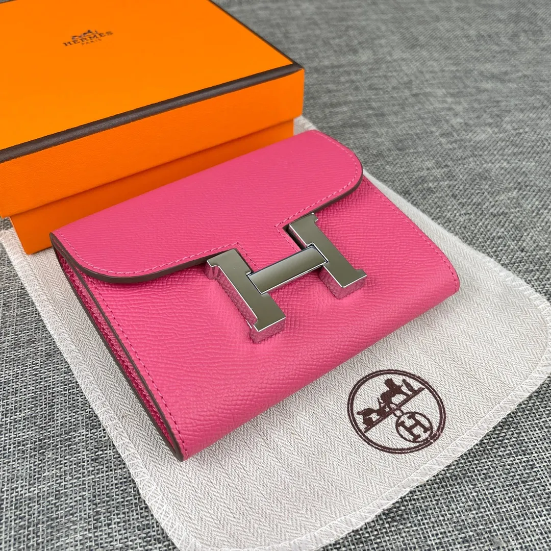 Hermes Constance p250💰 Model: 537 Palm pattern silver buckle Size: 13*11.8cm. Hermes🇫🇷Overseas🇫🇷Imported palm pattern cowhide, soft and comfortable to the touch. The original replica is matched with silver hardware, exquisite and elegant, and has the original OEM code inside. The oil edges are straight and smooth🎈There are two cash slots, a zipper pocket, and 3 card slots🚚