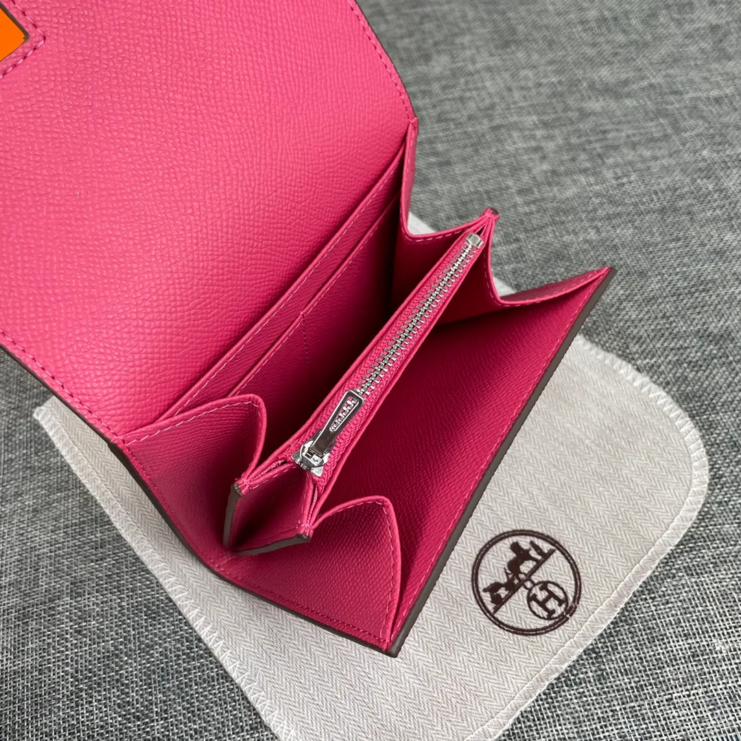 Hermes Constance p250💰 Model: 537 Palm pattern silver buckle Size: 13*11.8cm. Hermes🇫🇷Overseas🇫🇷Imported palm pattern cowhide, soft and comfortable to the touch. The original replica is matched with silver hardware, exquisite and elegant, and has the original OEM code inside. The oil edges are straight and smooth🎈There are two cash slots, a zipper pocket, and 3 card slots🚚