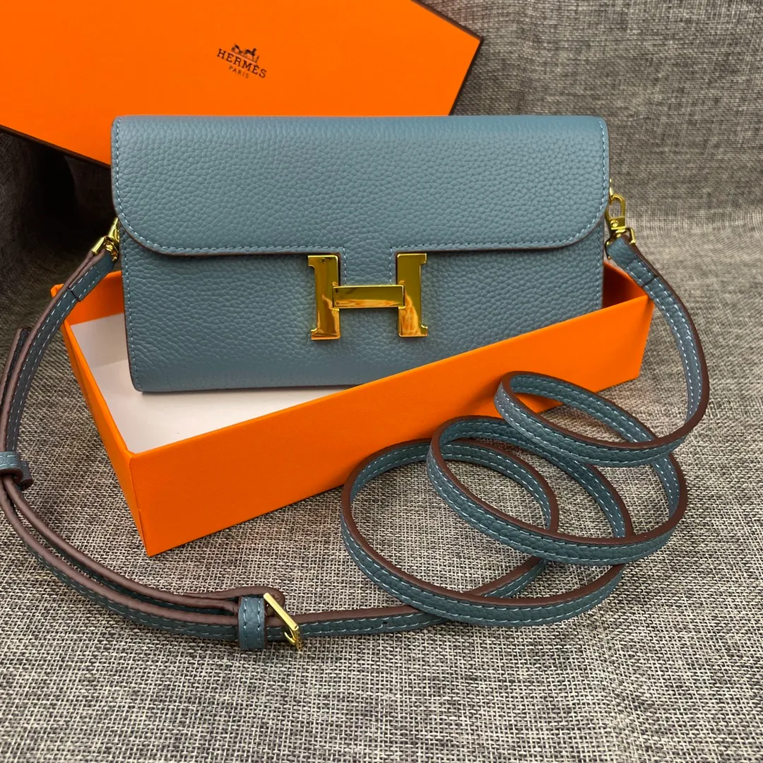 Hermes Constance p330💰 Hermes model: 9852 gold belt togo leather size: 22*11cm 🇫🇷Overseas🇫🇷Imported Togo cowhide, with original OEM code inside, soft and comfortable to the touch. The original replica is matched with silver hardware, exquisite and elegant, and the oil edge is straight and smooth🎈There are two large note slots, a zipper pocket, and 12 card slots🚚The shoulder strap is adjustable