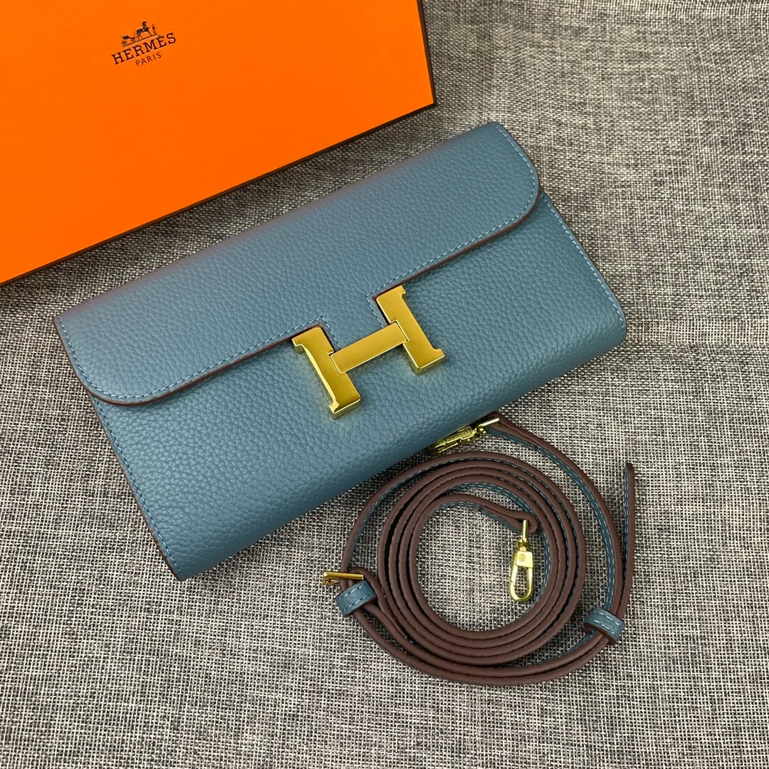 Hermes Constance p330💰 Hermes model: 9852 gold belt togo leather size: 22*11cm 🇫🇷Overseas🇫🇷Imported Togo cowhide, with original OEM code inside, soft and comfortable to the touch. The original replica is matched with silver hardware, exquisite and elegant, and the oil edge is straight and smooth🎈There are two large note slots, a zipper pocket, and 12 card slots🚚The shoulder strap is adjustable