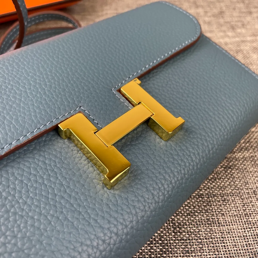Hermes Constance p330💰 Hermes model: 9852 gold belt togo leather size: 22*11cm 🇫🇷Overseas🇫🇷Imported Togo cowhide, with original OEM code inside, soft and comfortable to the touch. The original replica is matched with silver hardware, exquisite and elegant, and the oil edge is straight and smooth🎈There are two large note slots, a zipper pocket, and 12 card slots🚚The shoulder strap is adjustable