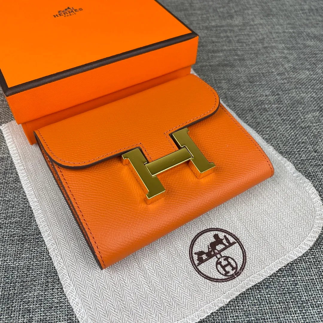 Hermes Constance p250💰 Model: 537 palm pattern gold buckle size: 13*11.8cm. Hermes🇫🇷overseas🇫🇷Imported T palm pattern cowhide, soft and comfortable to the touch. The original replica is matched with gold hardware, exquisite and elegant, and has the original OEM code inside. The oil edges are straight and smooth🎈There are two cash slots, a zipper pocket, and 3 card slots inside🚚