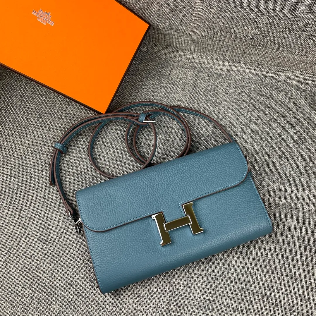 Hermes Constance p330💰 Hermes model: 9852 silver band togo leather size: 22*11cm 🇫🇷Overseas🇫🇷Imported Togo cowhide with original OEM code inside, soft and comfortable to the touch. The original replica is matched with silver hardware, exquisite and elegant, and the oil edge is straight and smooth🎈There are two large note slots, a zipper pocket, and 12 card slots🚚The shoulder strap is adjustable