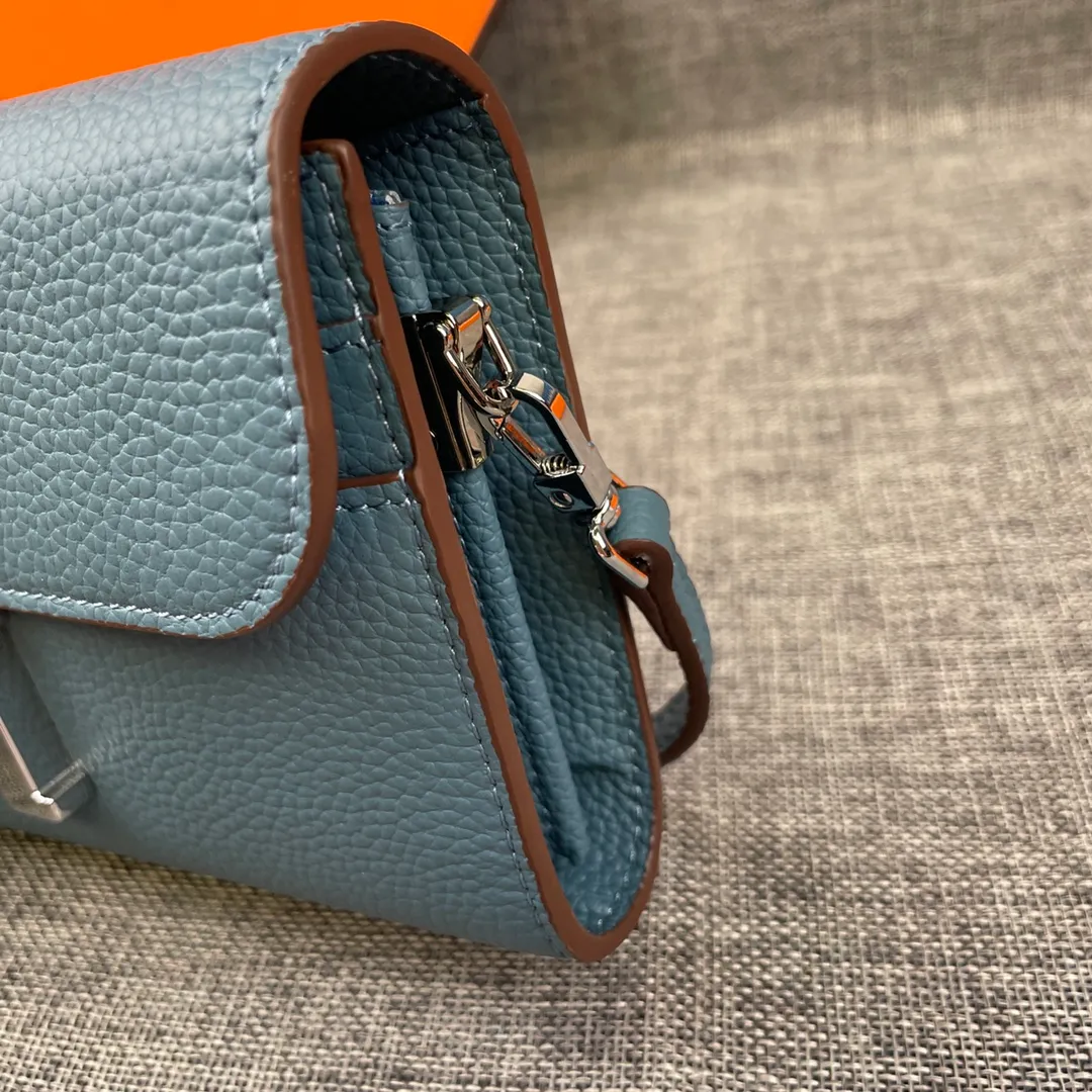 Hermes Constance p330💰 Hermes model: 9852 silver band togo leather size: 22*11cm 🇫🇷Overseas🇫🇷Imported Togo cowhide with original OEM code inside, soft and comfortable to the touch. The original replica is matched with silver hardware, exquisite and elegant, and the oil edge is straight and smooth🎈There are two large note slots, a zipper pocket, and 12 card slots🚚The shoulder strap is adjustable