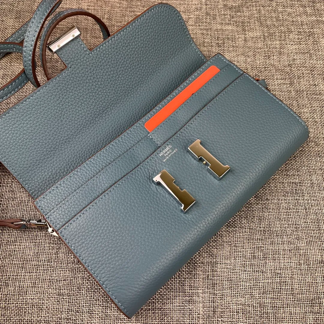 Hermes Constance p330💰 Hermes model: 9852 silver band togo leather size: 22*11cm 🇫🇷Overseas🇫🇷Imported Togo cowhide with original OEM code inside, soft and comfortable to the touch. The original replica is matched with silver hardware, exquisite and elegant, and the oil edge is straight and smooth🎈There are two large note slots, a zipper pocket, and 12 card slots🚚The shoulder strap is adjustable