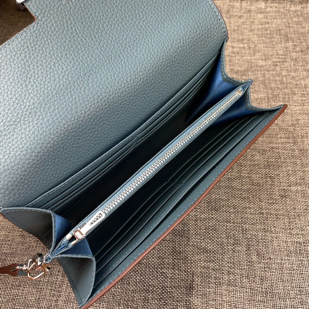 Hermes Constance p330💰 Hermes model: 9852 silver band togo leather size: 22*11cm 🇫🇷Overseas🇫🇷Imported Togo cowhide with original OEM code inside, soft and comfortable to the touch. The original replica is matched with silver hardware, exquisite and elegant, and the oil edge is straight and smooth🎈There are two large note slots, a zipper pocket, and 12 card slots🚚The shoulder strap is adjustable