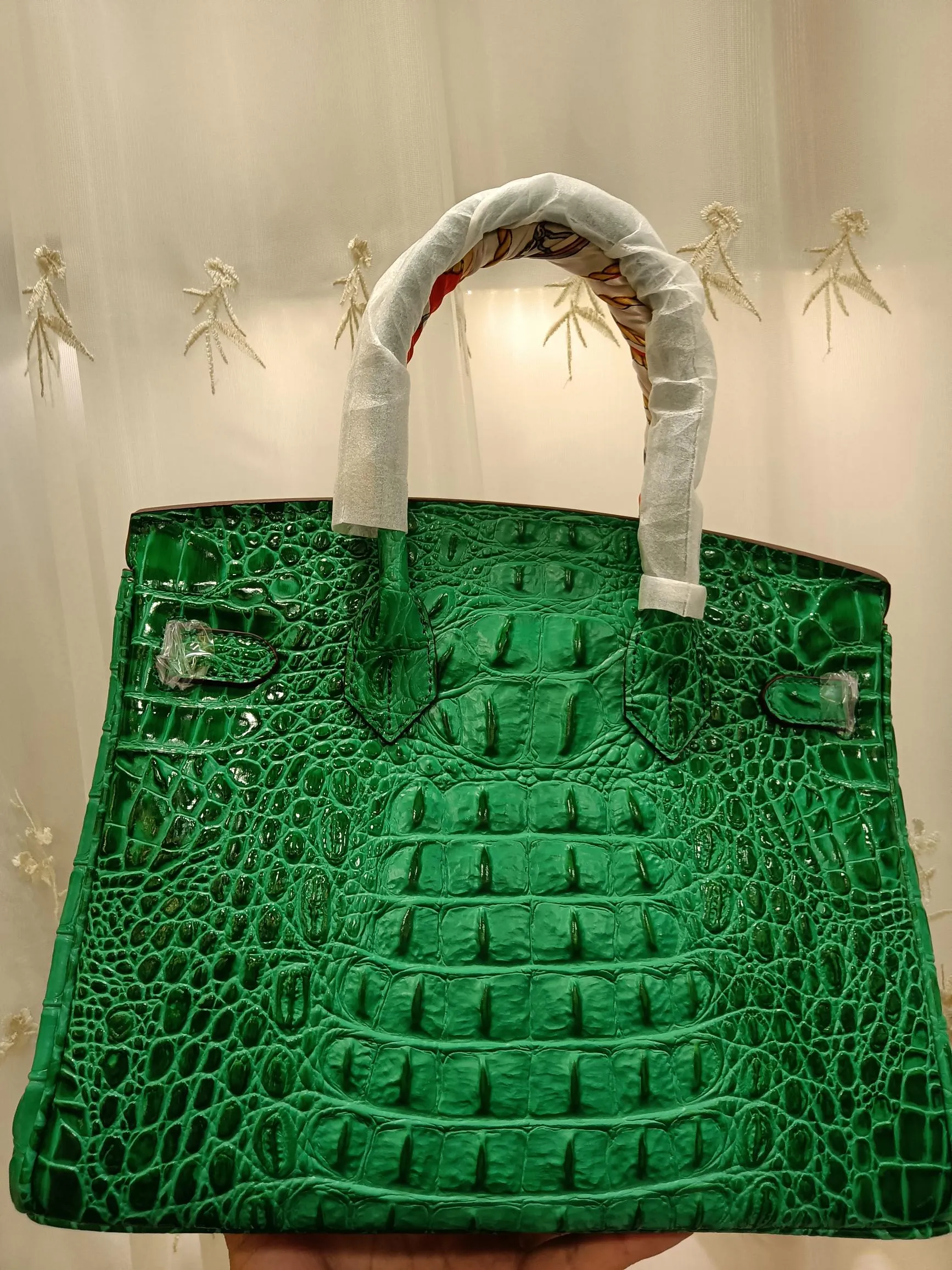 ❤️Hot model debut❤️Batch 💰880/420💋Hermes/Hermes💋Official classic production ✨Platinum crocodile bone✨Original quality coming👉Using imported crocodile bone pattern cowhide from the country of origin 👑 Equipped with pure 24k original hardware💎Size: large size 35*25*18cm/small size 30*22*16cm👛The workmanship is amazing👏👏The legendary slow work brings out the fine work💦Real picture taken💦