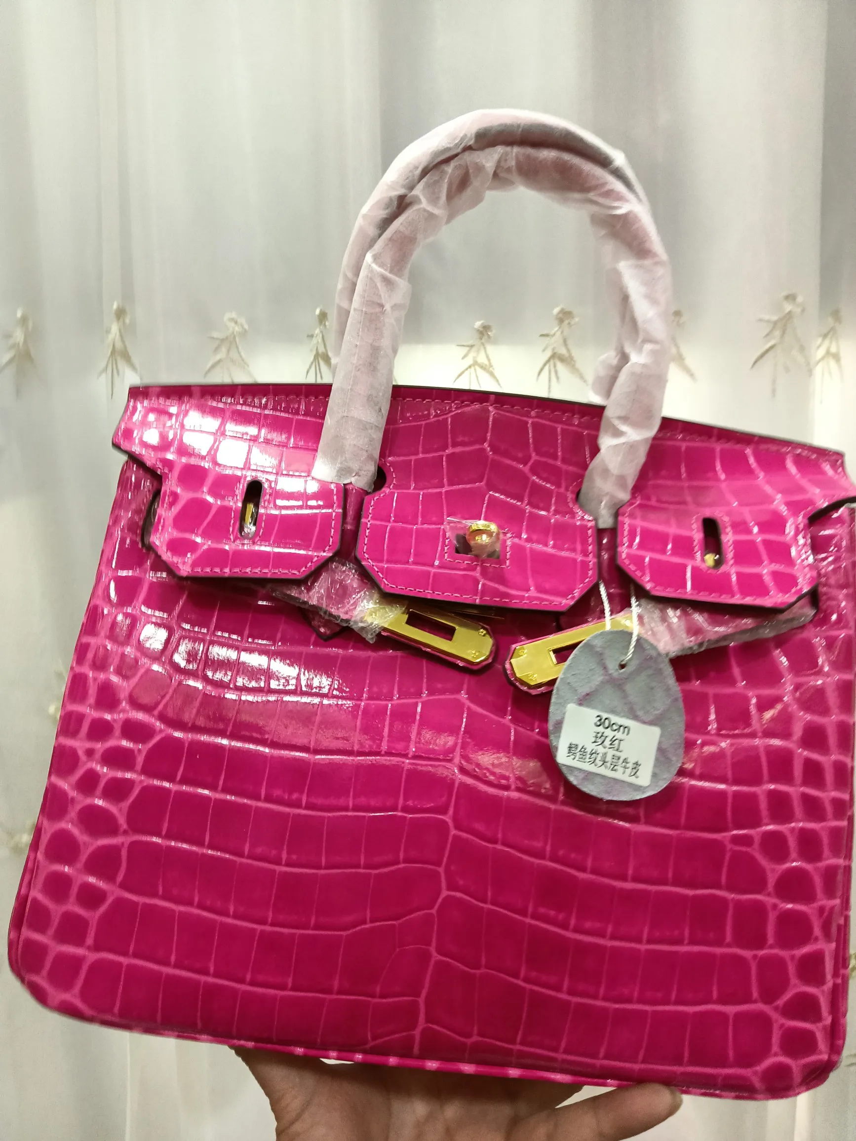 Hot model debuts, price has been adjusted💰800/380/360💥Hermes/Hermes💥Official classic production💋Platinum crocodile pattern💋Original quality coming👉Using imported crocodile pattern cowhide , with pure 24k original hardware💎Size: large 35*25*18cm/medium 30*22*16cm/small 25* 20*14cm👛Excellent workmanship👏👏Legendary slow work and careful work💓Real pictures taken💓Classic beauty worth owning💃🏻💃🏻💃🏻