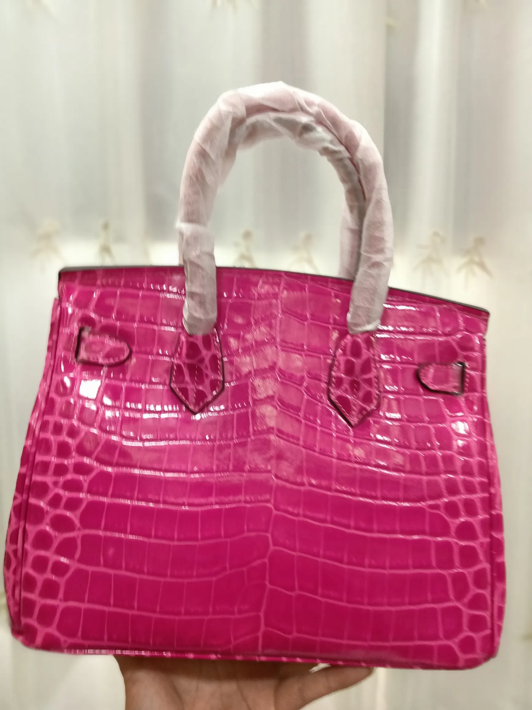 Hot model debuts, price has been adjusted💰800/380/360💥Hermes/Hermes💥Official classic production💋Platinum crocodile pattern💋Original quality coming👉Using imported crocodile pattern cowhide , with pure 24k original hardware💎Size: large 35*25*18cm/medium 30*22*16cm/small 25* 20*14cm👛Excellent workmanship👏👏Legendary slow work and careful work💓Real pictures taken💓Classic beauty worth owning💃🏻💃🏻💃🏻