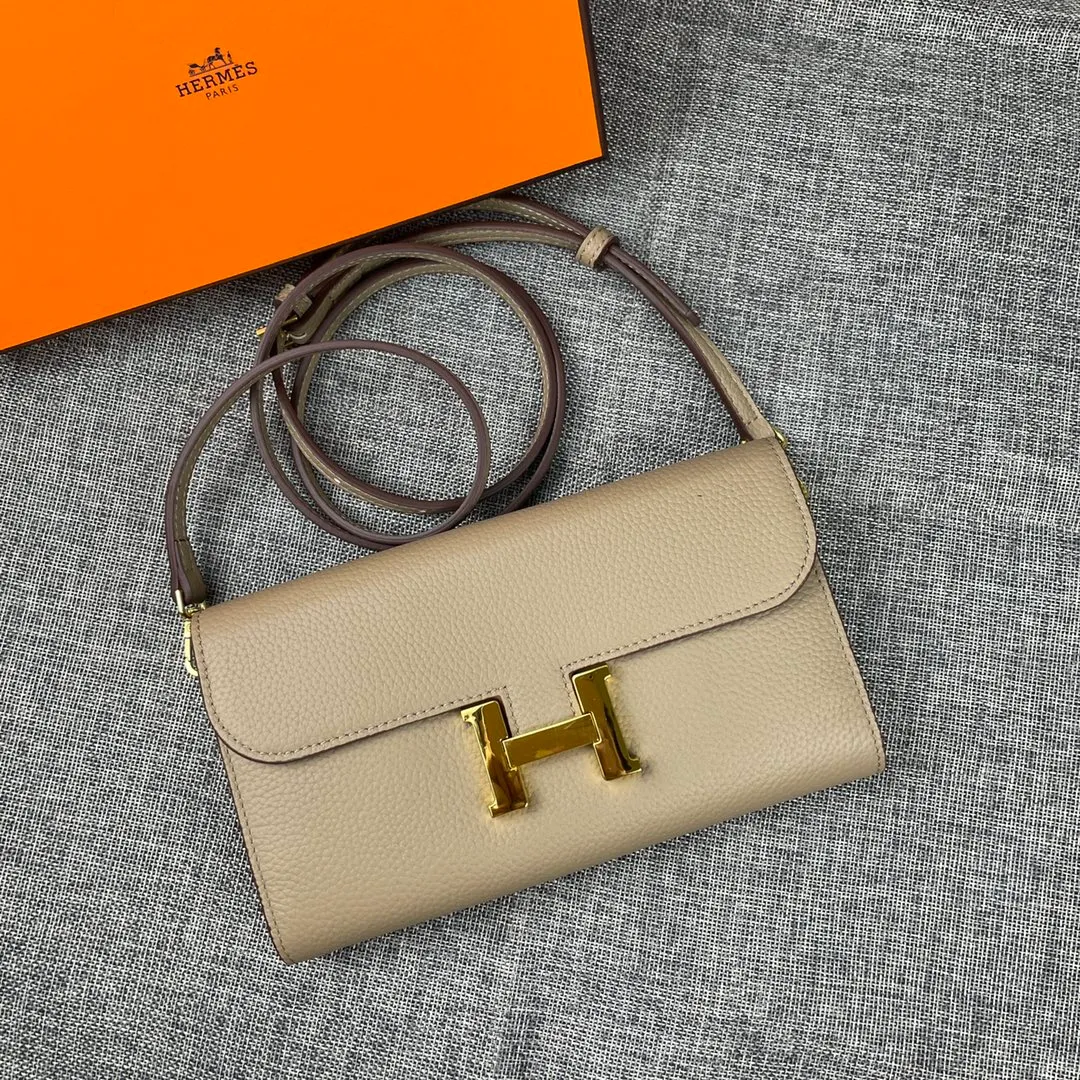 Hermes Constance p330💰 Hermes model: 9852 gold belt togo leather size: 22*11cm 🇫🇷Overseas🇫🇷Imported Togo cowhide, with original OEM code inside, soft and comfortable to the touch. The original replica is matched with silver hardware, exquisite and elegant, and the oil edge is straight and smooth🎈There are two large note slots, a zipper pocket, and 12 card slots🚚The shoulder strap is adjustable