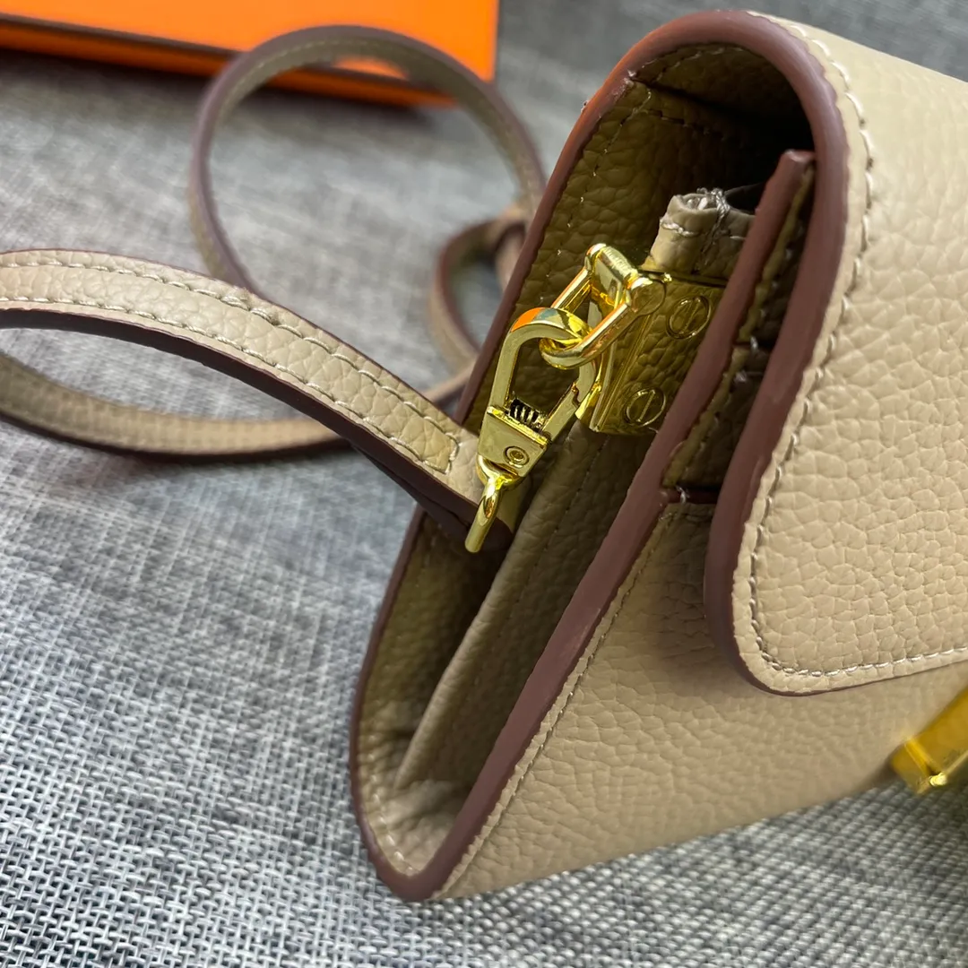 Hermes Constance p330💰 Hermes model: 9852 gold belt togo leather size: 22*11cm 🇫🇷Overseas🇫🇷Imported Togo cowhide, with original OEM code inside, soft and comfortable to the touch. The original replica is matched with silver hardware, exquisite and elegant, and the oil edge is straight and smooth🎈There are two large note slots, a zipper pocket, and 12 card slots🚚The shoulder strap is adjustable