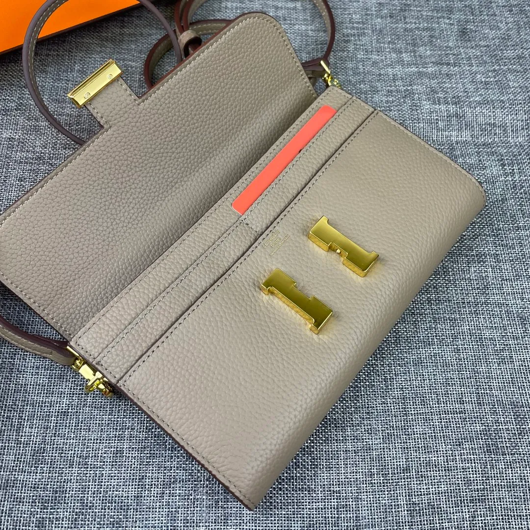 Hermes Constance p330💰 Hermes model: 9852 gold belt togo leather size: 22*11cm 🇫🇷Overseas🇫🇷Imported Togo cowhide, with original OEM code inside, soft and comfortable to the touch. The original replica is matched with silver hardware, exquisite and elegant, and the oil edge is straight and smooth🎈There are two large note slots, a zipper pocket, and 12 card slots🚚The shoulder strap is adjustable
