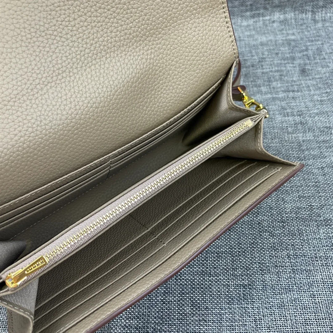 Hermes Constance p330💰 Hermes model: 9852 gold belt togo leather size: 22*11cm 🇫🇷Overseas🇫🇷Imported Togo cowhide, with original OEM code inside, soft and comfortable to the touch. The original replica is matched with silver hardware, exquisite and elegant, and the oil edge is straight and smooth🎈There are two large note slots, a zipper pocket, and 12 card slots🚚The shoulder strap is adjustable