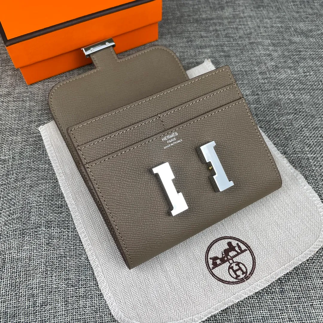 Hermes Constance p250💰 Model: 537 Palm pattern silver buckle Size: 13*11.8cm. Hermes🇫🇷Overseas🇫🇷Imported palm pattern cowhide, soft and comfortable to the touch. The original replica is matched with silver hardware, exquisite and elegant, and has the original OEM code inside. The oil edges are straight and smooth🎈There are two cash slots, a zipper pocket, and 3 card slots🚚