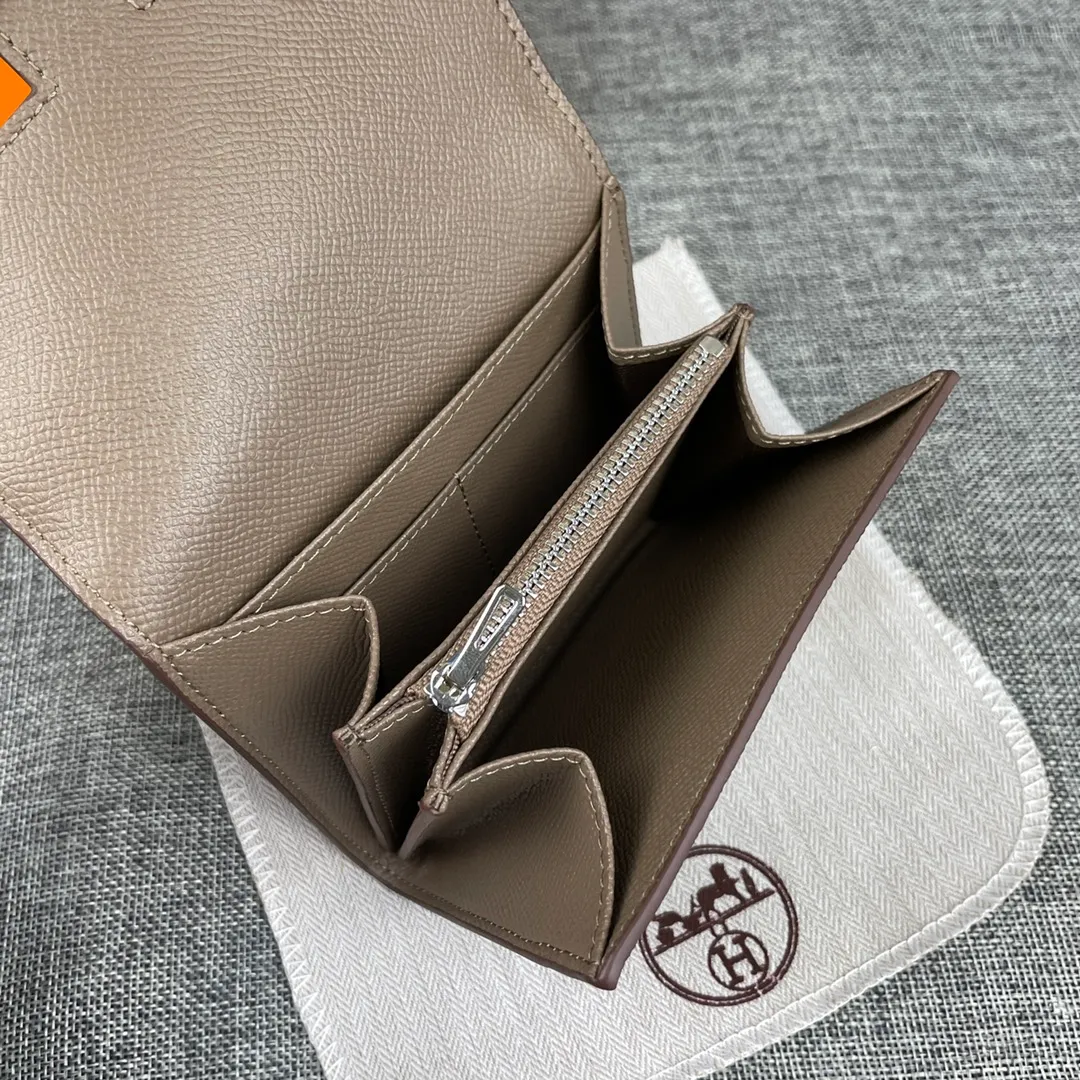 Hermes Constance p250💰 Model: 537 Palm pattern silver buckle Size: 13*11.8cm. Hermes🇫🇷Overseas🇫🇷Imported palm pattern cowhide, soft and comfortable to the touch. The original replica is matched with silver hardware, exquisite and elegant, and has the original OEM code inside. The oil edges are straight and smooth🎈There are two cash slots, a zipper pocket, and 3 card slots🚚