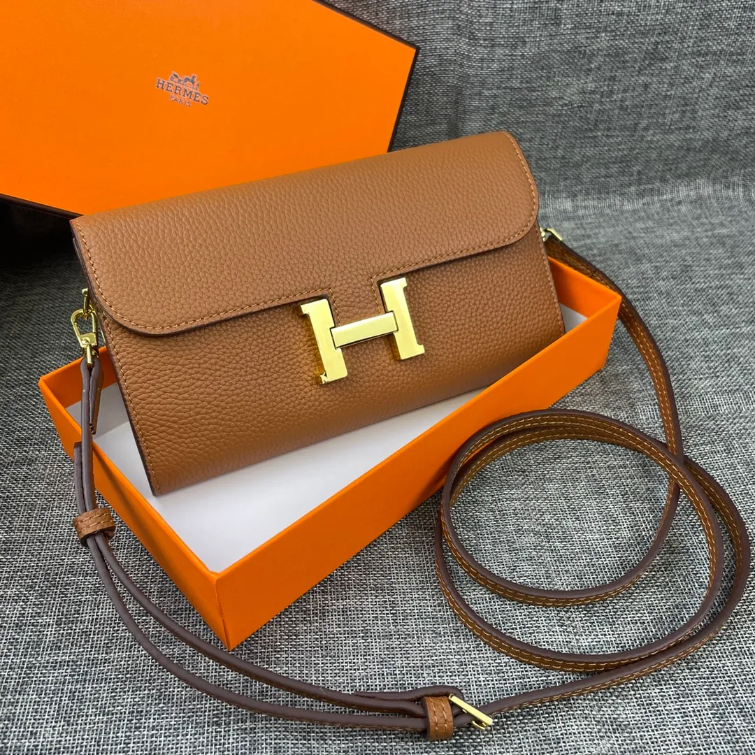 Hermes Constance p330💰 Hermes model: 9852 gold belt togo leather size: 22*11cm 🇫🇷Overseas🇫🇷Imported Togo cowhide, with original OEM code inside, soft and comfortable to the touch. The original replica is matched with silver hardware, exquisite and elegant, and the oil edge is straight and smooth🎈There are two large note slots, a zipper pocket, and 12 card slots🚚The shoulder strap is adjustable