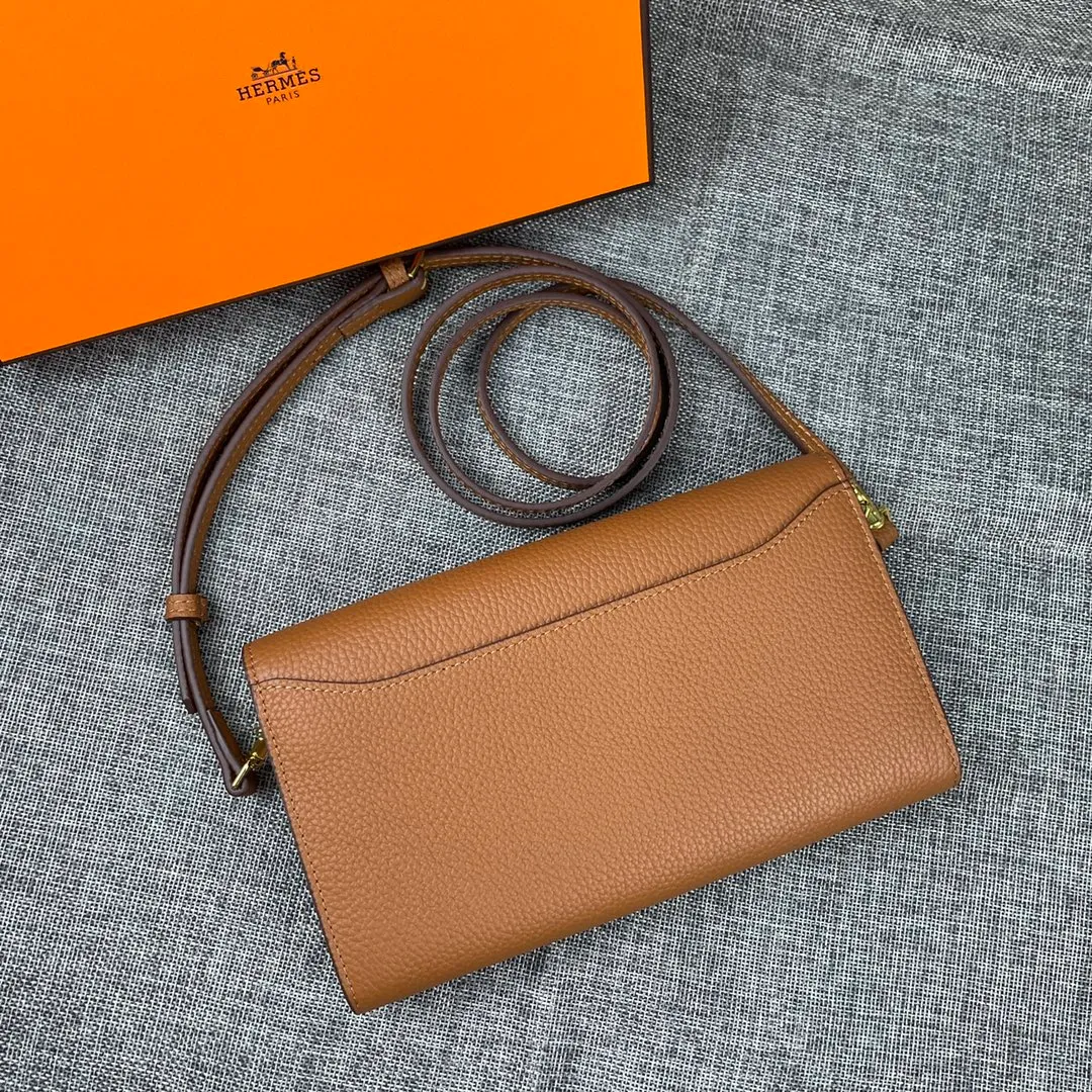 Hermes Constance p330💰 Hermes model: 9852 gold belt togo leather size: 22*11cm 🇫🇷Overseas🇫🇷Imported Togo cowhide, with original OEM code inside, soft and comfortable to the touch. The original replica is matched with silver hardware, exquisite and elegant, and the oil edge is straight and smooth🎈There are two large note slots, a zipper pocket, and 12 card slots🚚The shoulder strap is adjustable