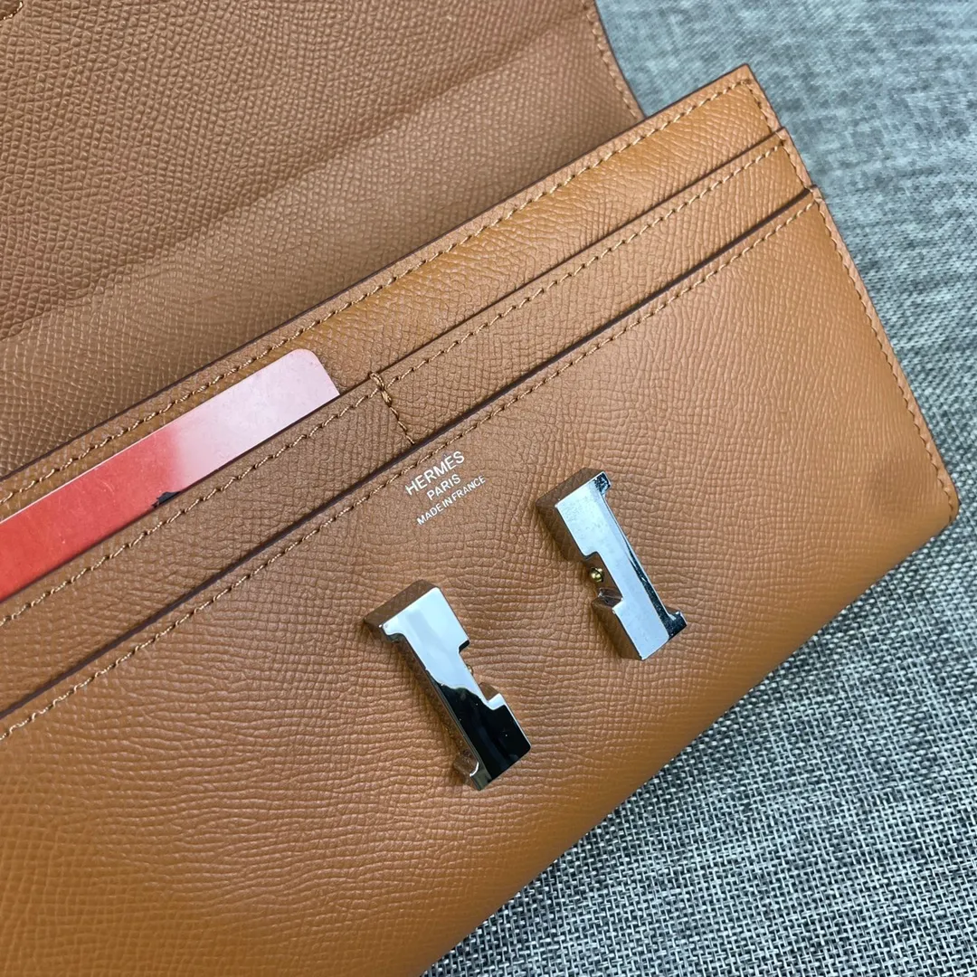 Hermes Constance original order p290💰 Model: 539 palm print silver buckle size: 22*11cm Hermes🇫🇷overseas🇫🇷 imported cowhide, soft and comfortable to the touch. Counter version, OEM code inside, original replica with gold hardware, exquisite and elegant, oil edge is straight and smooth🎈There are two large note slots, a zipper pocket, and 12 card slots🚚