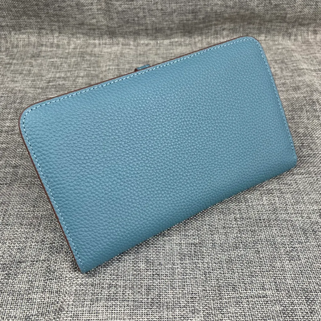 Original quality, p300💰 Hermès Dogon Duo detachable wallet Model: 533 silver buckle Made of togo calfskin, with original OEM code inside💄 Exquisite workmanship, 8 card slots, 1 banknote pocket, 2 additional pockets, a detachable coin purse and palladium-plated saddle nail lock Size: 20.1cm*12.5cm