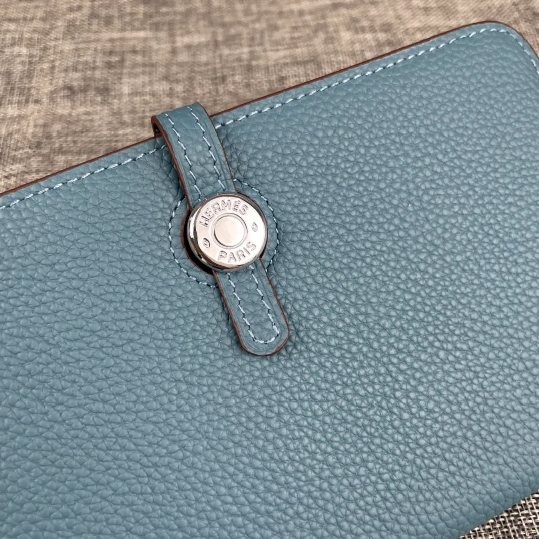 Original quality, p300💰 Hermès Dogon Duo detachable wallet Model: 533 silver buckle Made of togo calfskin, with original OEM code inside💄 Exquisite workmanship, 8 card slots, 1 banknote pocket, 2 additional pockets, a detachable coin purse and palladium-plated saddle nail lock Size: 20.1cm*12.5cm