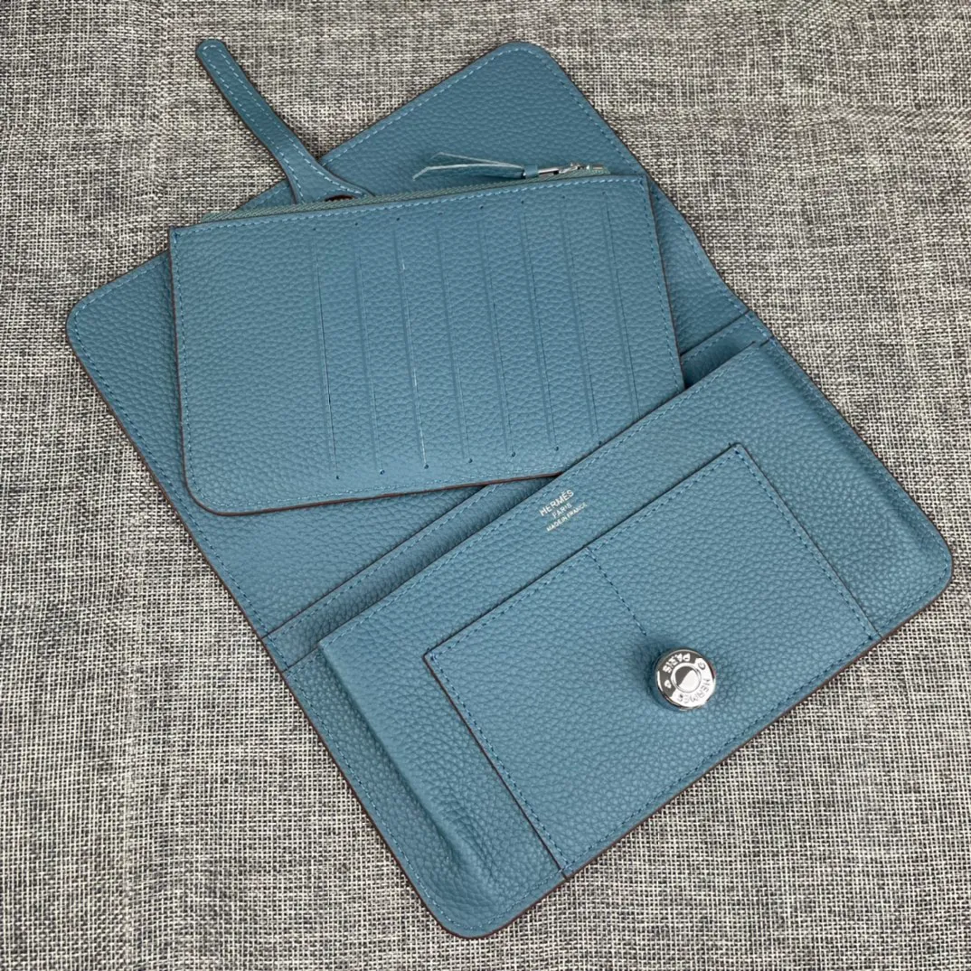Original quality, p300💰 Hermès Dogon Duo detachable wallet Model: 533 silver buckle Made of togo calfskin, with original OEM code inside💄 Exquisite workmanship, 8 card slots, 1 banknote pocket, 2 additional pockets, a detachable coin purse and palladium-plated saddle nail lock Size: 20.1cm*12.5cm