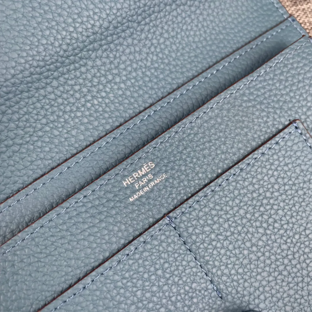 Original quality, p300💰 Hermès Dogon Duo detachable wallet Model: 533 silver buckle Made of togo calfskin, with original OEM code inside💄 Exquisite workmanship, 8 card slots, 1 banknote pocket, 2 additional pockets, a detachable coin purse and palladium-plated saddle nail lock Size: 20.1cm*12.5cm