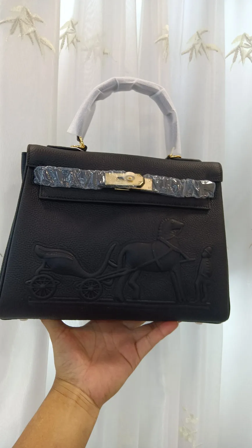 760💰, Kelly bag💥Hermès🐴🐴🏇🏇🚴🏻🚴🏻Horse cart/Hermes💥Official classic production💋💋Original quality coming👉Made of imported pebbled cowhide leather👑 Equipped with pure 24k hardware💎Excellent workmanship👏👏Legendary slow work and meticulous work💓Real pictures taken💓There is no best, only better [smile], size 28cm×20cm×9cm