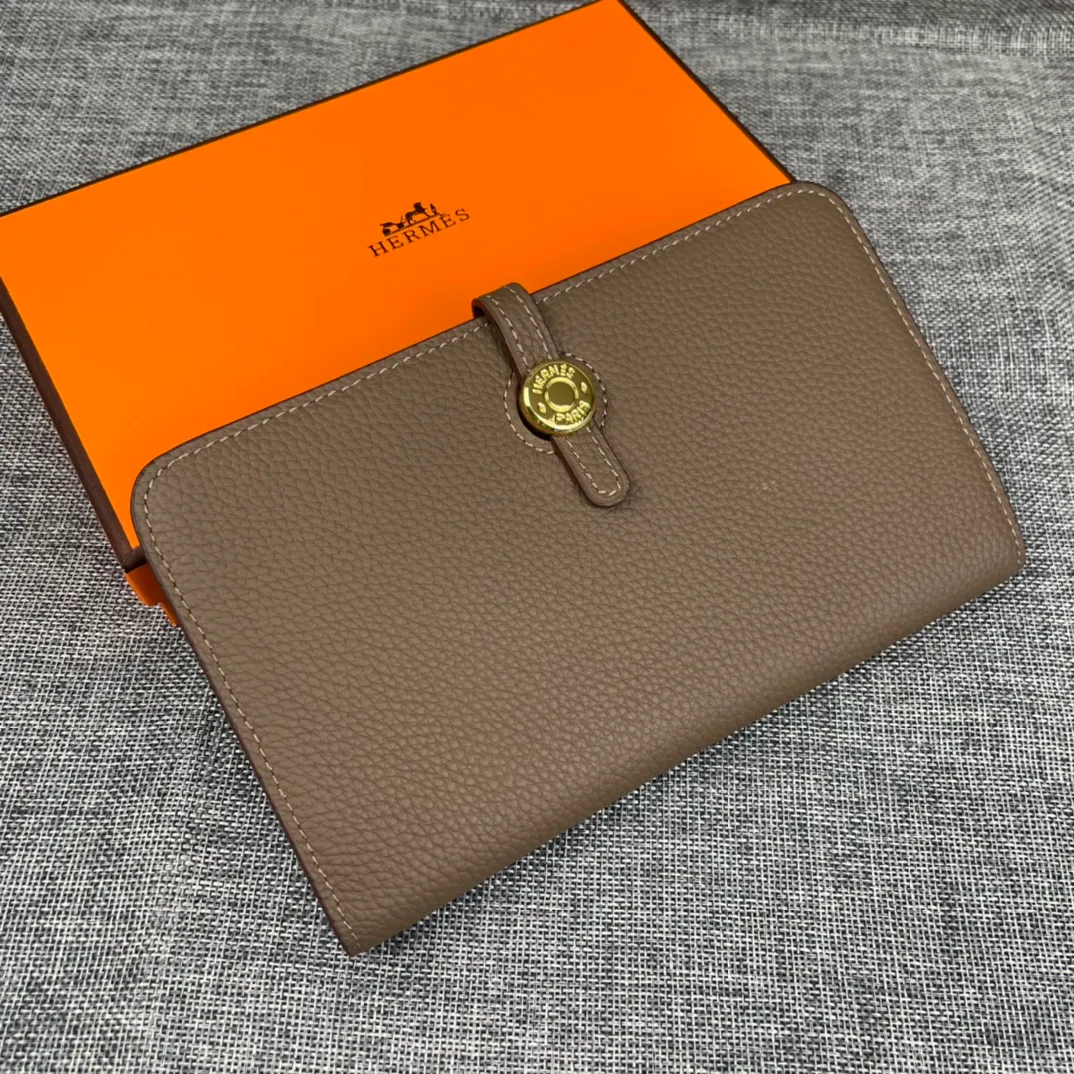 Original quality, p300💰 Hermès Dogon Duo detachable wallet Model: 533 gold buckle Made of Togo calfskin, with original OEM code inside💄 Exquisite workmanship, 8 card slots, 1 bill pocket, 2 extra pockets, a detachable coin purse and palladium-plated saddle nail lock Size: 20.1cm*12.5cm