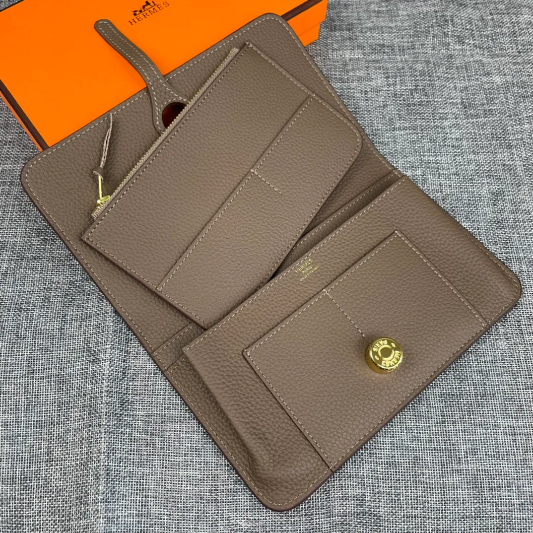 Original quality, p300💰 Hermès Dogon Duo detachable wallet Model: 533 gold buckle Made of Togo calfskin, with original OEM code inside💄 Exquisite workmanship, 8 card slots, 1 bill pocket, 2 extra pockets, a detachable coin purse and palladium-plated saddle nail lock Size: 20.1cm*12.5cm