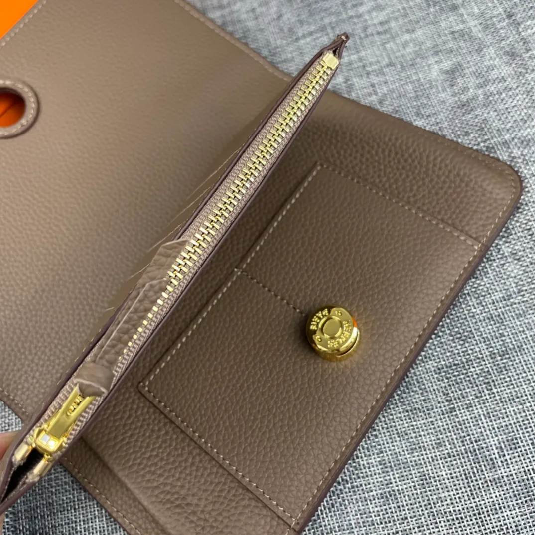 Original quality, p300💰 Hermès Dogon Duo detachable wallet Model: 533 gold buckle Made of Togo calfskin, with original OEM code inside💄 Exquisite workmanship, 8 card slots, 1 bill pocket, 2 extra pockets, a detachable coin purse and palladium-plated saddle nail lock Size: 20.1cm*12.5cm