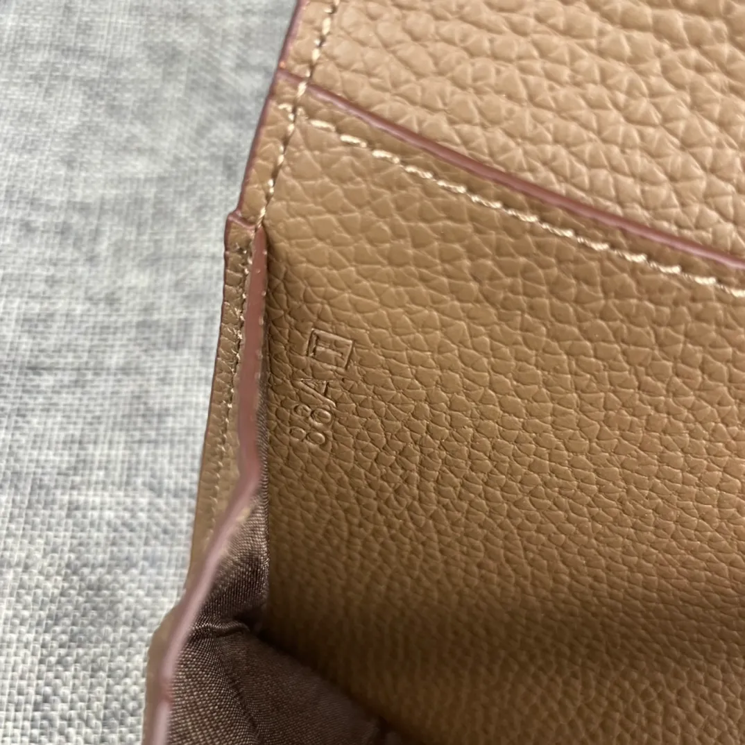 Original quality, p300💰 Hermès Dogon Duo detachable wallet Model: 533 gold buckle Made of Togo calfskin, with original OEM code inside💄 Exquisite workmanship, 8 card slots, 1 bill pocket, 2 extra pockets, a detachable coin purse and palladium-plated saddle nail lock Size: 20.1cm*12.5cm