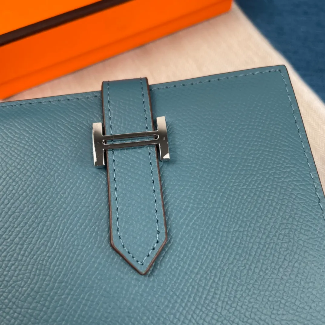 [Hermes original order] p230💰 Hermès new solid color leather pocket vertical wallet 💋Counter copy, original hardware, original OEM code inside 💋Soft feel 🎉Oil edges are straight and smooth, compare with the counter 💋Material: imported palm print cowhide 💋Size: 10*12CM. 💋Model: 5120 palm print