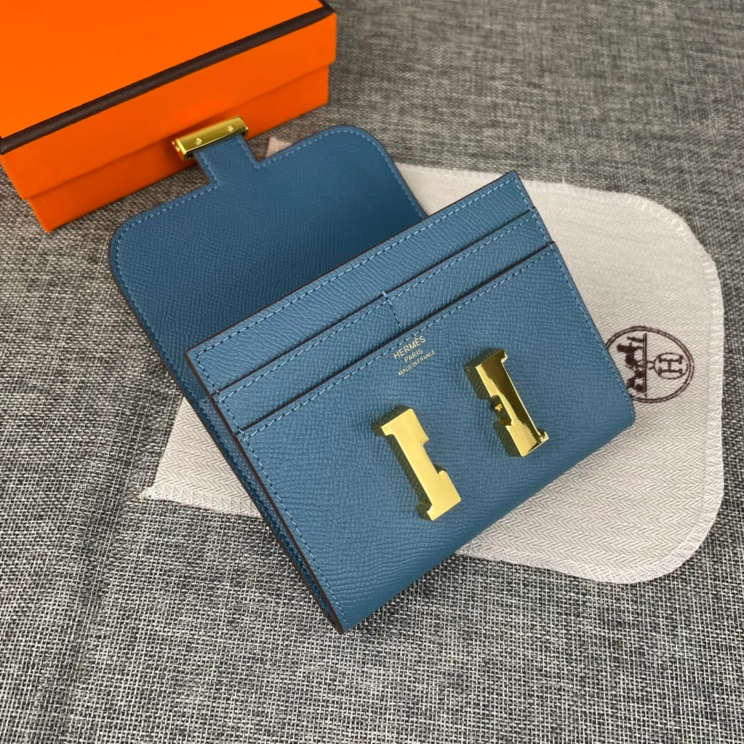 Hermes Constance p250💰 Model: 537 palm pattern gold buckle size: 13*11.8cm. Hermes🇫🇷overseas🇫🇷Imported T palm pattern cowhide, soft and comfortable to the touch. The original replica is matched with gold hardware, exquisite and elegant, and has the original OEM code inside. The oil edges are straight and smooth🎈There are two cash slots, a zipper pocket, and 3 card slots inside🚚