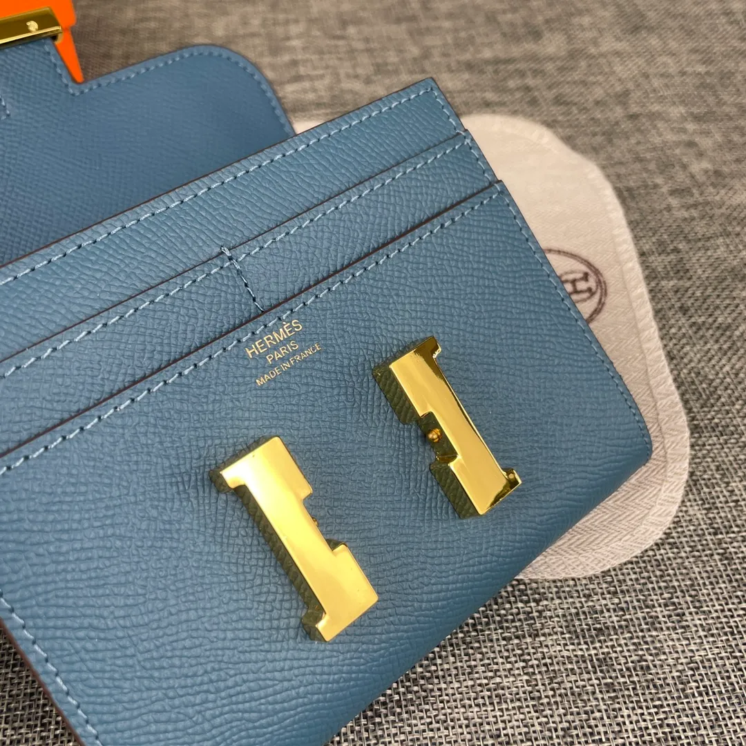 Hermes Constance p250💰 Model: 537 palm pattern gold buckle size: 13*11.8cm. Hermes🇫🇷overseas🇫🇷Imported T palm pattern cowhide, soft and comfortable to the touch. The original replica is matched with gold hardware, exquisite and elegant, and has the original OEM code inside. The oil edges are straight and smooth🎈There are two cash slots, a zipper pocket, and 3 card slots inside🚚