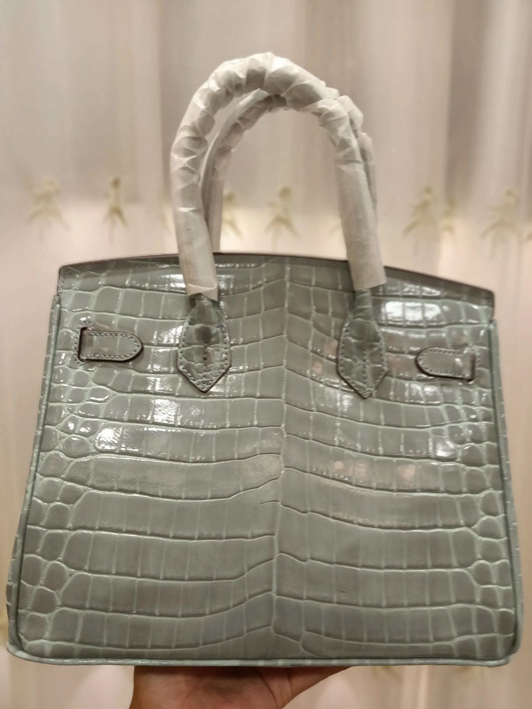 Hot model debuts, price has been adjusted💰800/380/360💥Hermes/Hermes💥Official classic production💋Platinum crocodile pattern💋Original quality coming👉Using imported crocodile pattern cowhide , with pure 24k original hardware💎Size: large 35*25*18cm/medium 30*22*16cm/small 25* 20*14cm👛Excellent workmanship👏👏Legendary slow work and careful work💓Real pictures taken💓Classic beauty worth owning💃🏻💃🏻💃🏻