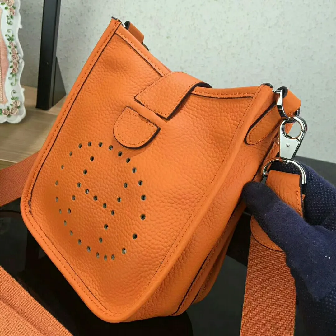 Batch 480 Hermes [Evelyne] mini Evelyne shoulder cross-body backpack. The big H in the middle shows your personality. It is made of full-layer first-layer cowhide. It is very cute in summer. 😘😘Size 17*20*7 cm