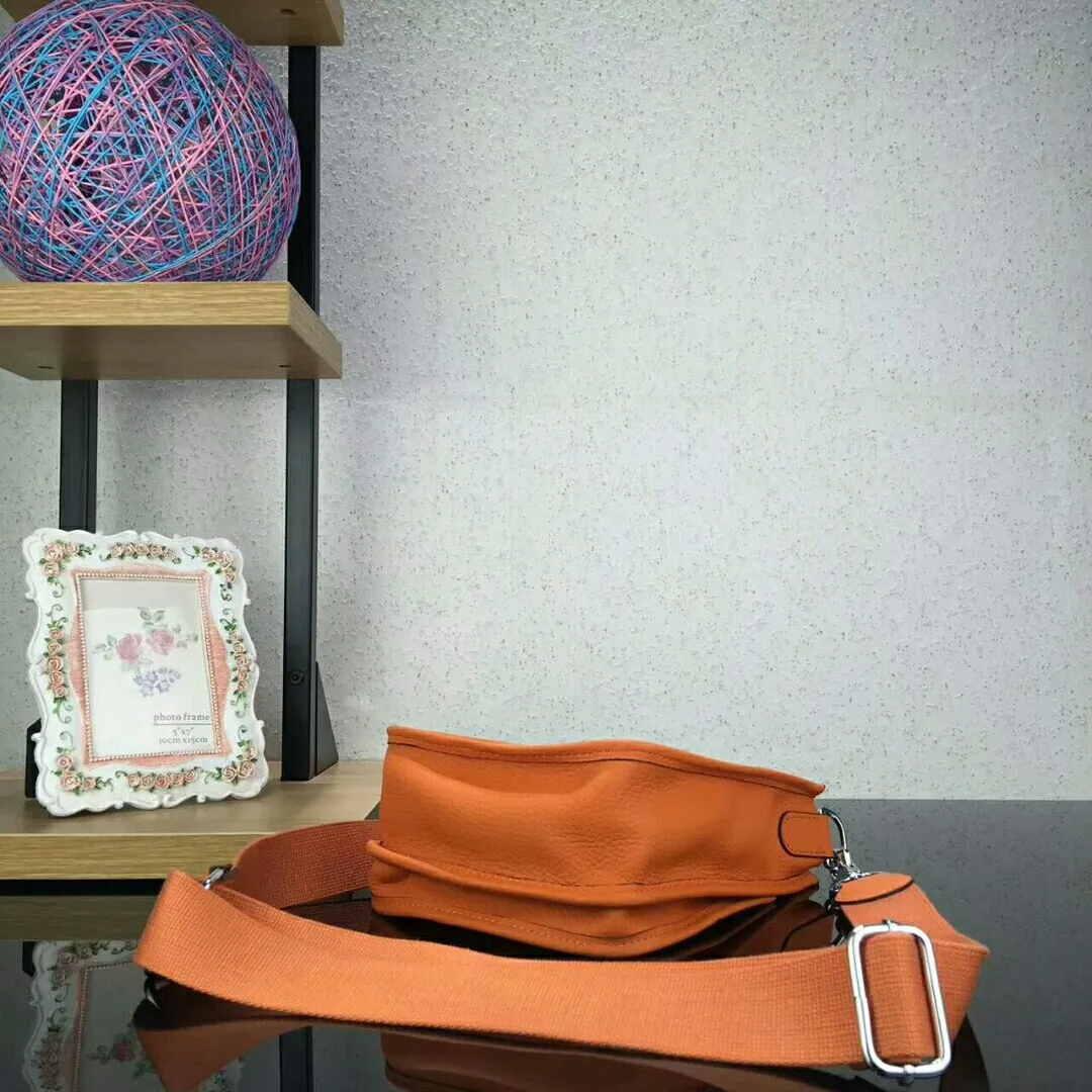 Batch 480 Hermes [Evelyne] mini Evelyne shoulder cross-body backpack. The big H in the middle shows your personality. It is made of full-layer first-layer cowhide. It is very cute in summer. 😘😘Size 17*20*7 cm