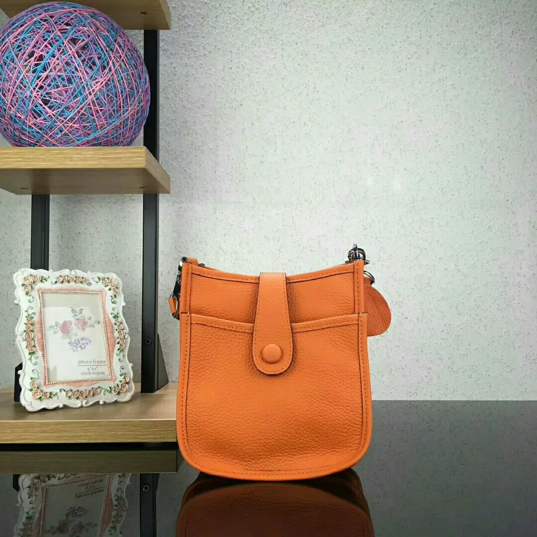Batch 480 Hermes [Evelyne] mini Evelyne shoulder cross-body backpack. The big H in the middle shows your personality. It is made of full-layer first-layer cowhide. It is very cute in summer. 😘😘Size 17*20*7 cm
