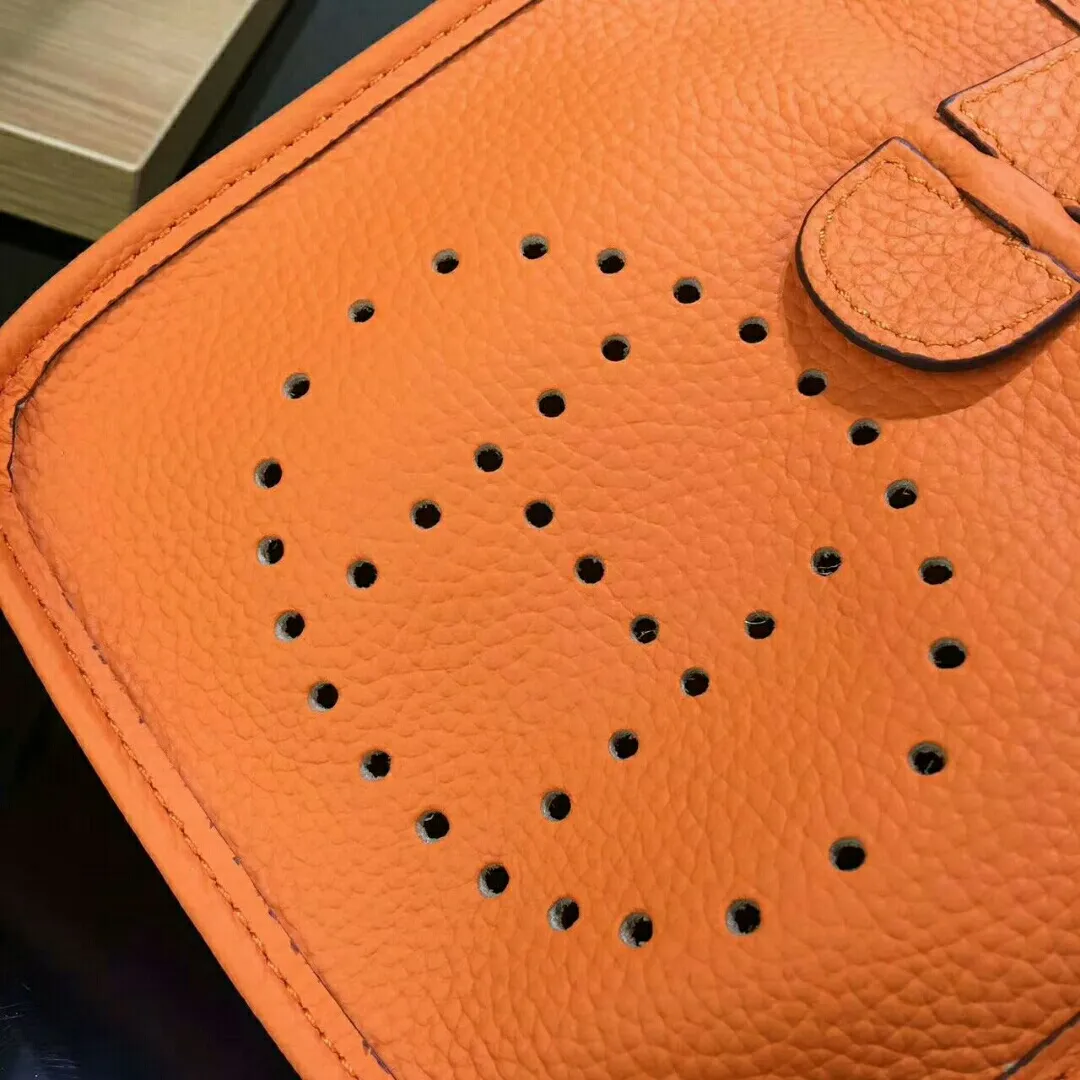 Batch 480 Hermes [Evelyne] mini Evelyne shoulder cross-body backpack. The big H in the middle shows your personality. It is made of full-layer first-layer cowhide. It is very cute in summer. 😘😘Size 17*20*7 cm