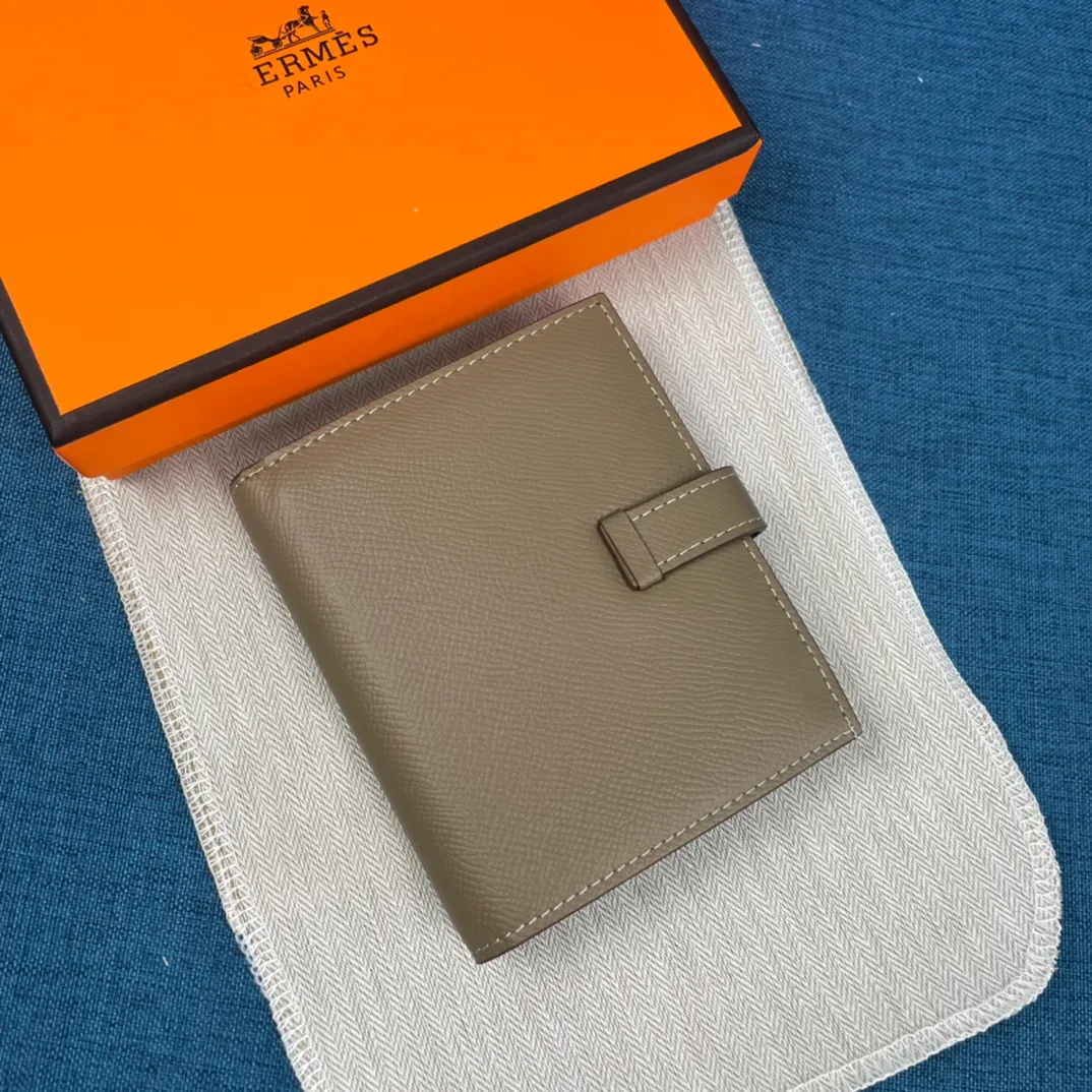 [Hermes original order] p230💰 Hermès new solid color leather pocket vertical wallet 💋Counter copy, original hardware, original OEM code inside 💋Soft feel 🎉Oil edges are straight and smooth, compare with the counter 💋Material: imported palm print cowhide 💋Size: 10*12CM. 💋Model: 5120 palm print