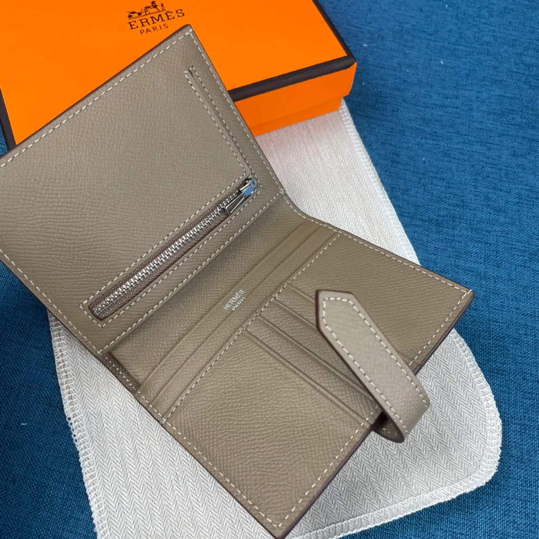 [Hermes original order] p230💰 Hermès new solid color leather pocket vertical wallet 💋Counter copy, original hardware, original OEM code inside 💋Soft feel 🎉Oil edges are straight and smooth, compare with the counter 💋Material: imported palm print cowhide 💋Size: 10*12CM. 💋Model: 5120 palm print