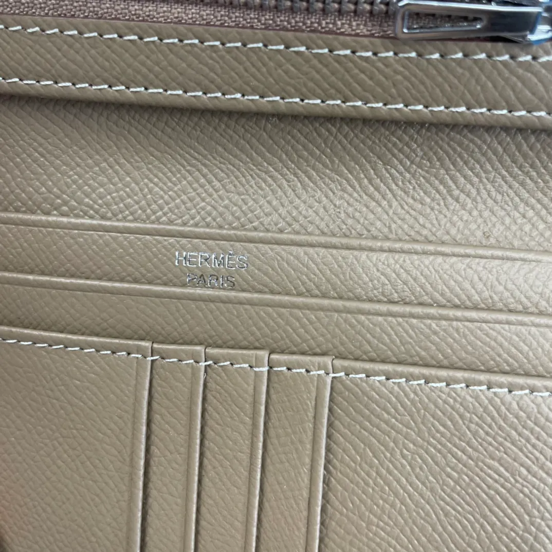 [Hermes original order] p230💰 Hermès new solid color leather pocket vertical wallet 💋Counter copy, original hardware, original OEM code inside 💋Soft feel 🎉Oil edges are straight and smooth, compare with the counter 💋Material: imported palm print cowhide 💋Size: 10*12CM. 💋Model: 5120 palm print