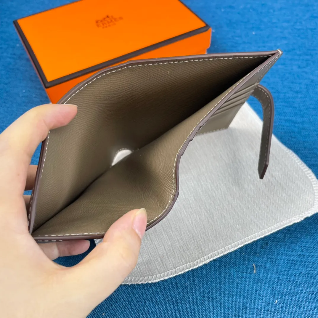 [Hermes original order] p230💰 Hermès new solid color leather pocket vertical wallet 💋Counter copy, original hardware, original OEM code inside 💋Soft feel 🎉Oil edges are straight and smooth, compare with the counter 💋Material: imported palm print cowhide 💋Size: 10*12CM. 💋Model: 5120 palm print