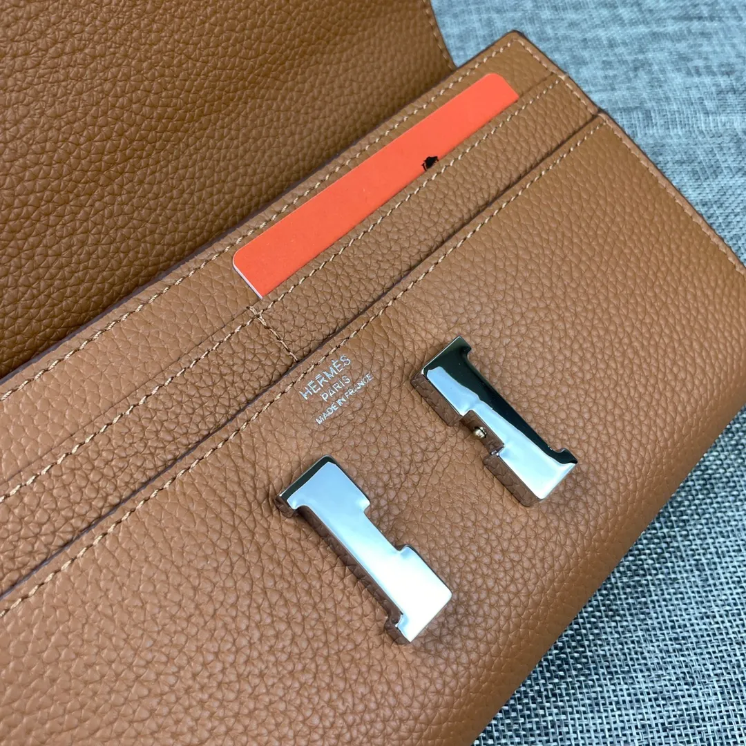 Hermes Constance p310💰 Hermes model: 9852 Togo leather silver chain size: 22*11cm 🇫🇷Overseas🇫🇷Imported Togo cowhide with original OEM code inside, soft and comfortable to the touch. The original replica is matched with silver hardware, exquisite and elegant, and the oil edge is straight and smooth🎈There are two large note slots, a zipper pocket, and 12 card slots🚚The silver chain is 120cm long