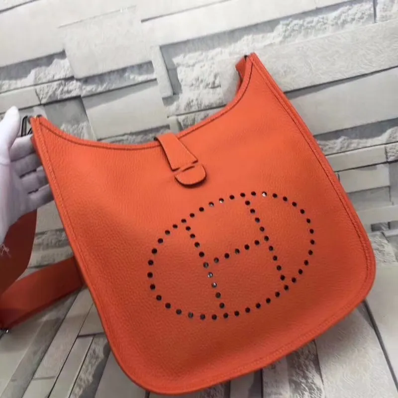 Batch 660💰💅 Hermes Evelyne crossbody bag, model number 166817. It is custom-made from first-layer cowhide. The shoulder strap can be adjusted. This novel and unique Evelyne is suitable for both men and women. It is not only because of the characteristics of the bag itself, but also because of the surprise it brings to the user. The biggest feature is its hollow H shape. This hollow has two purposes. One is to highlight the novelty of the design, and the other is to increase the recognition of the bag. The big hollow H makes it easy to tell that it is a Hermès Eveline satchel. [Real pictures] Size 30*28*10